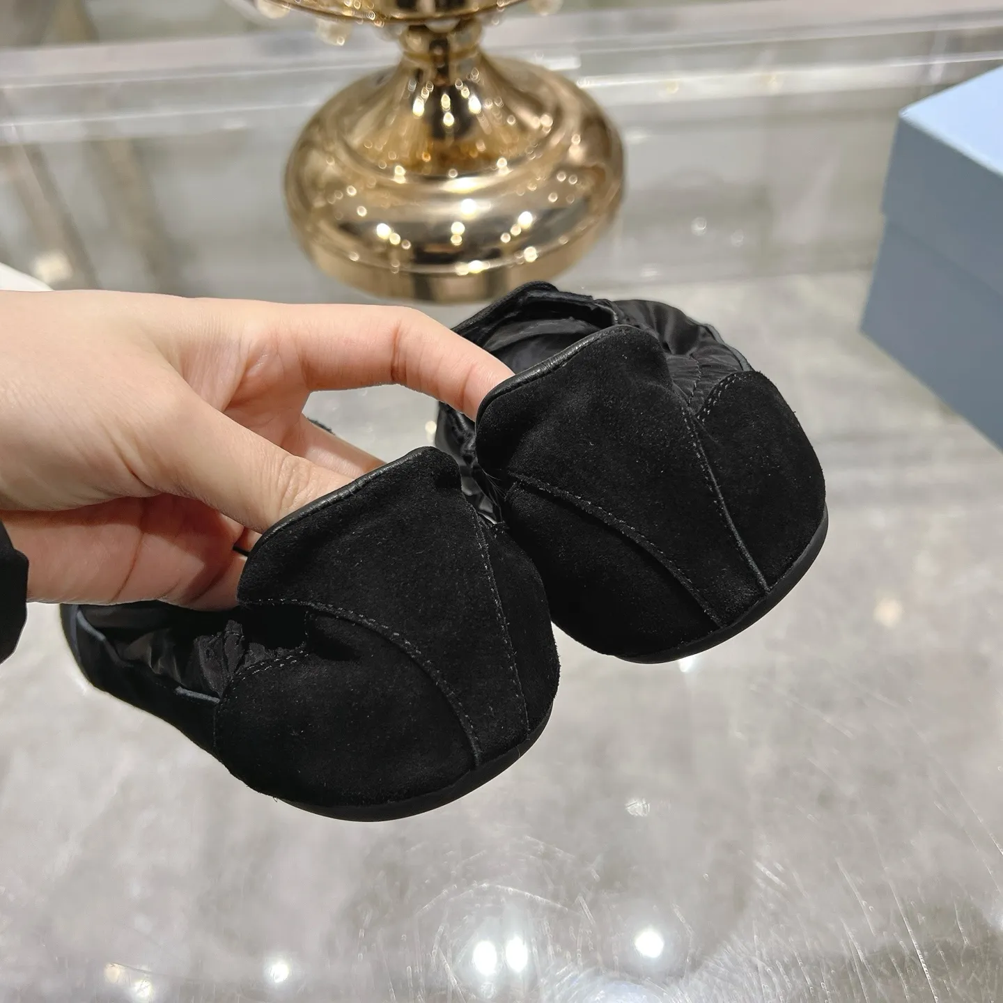 👟👟Ex-factory price 520👟👟Men's size +10 Couple style🎆Prada's new moral training shoes. The upper is suede with texture, and the inner sheepskin is wrapped. It is soft and waxy🎆The insole is thickened with lambskin. It is extremely comfortable to step on, has a sense of support, and feels well wrapped. The shoe shape is full of wrapping, light and easy to wear. A practical casual shoe that makes your legs appear taller! White is clean and refreshing, needed all year round, and can be easily worn with skirts and pants. Upper: imported suede/original molded fabric. Lining: sheepskin. Outsole: rubber outsole! Code number: 35-41 Color: burgundy blue brown green dark green yellow black red gray 9 colors available